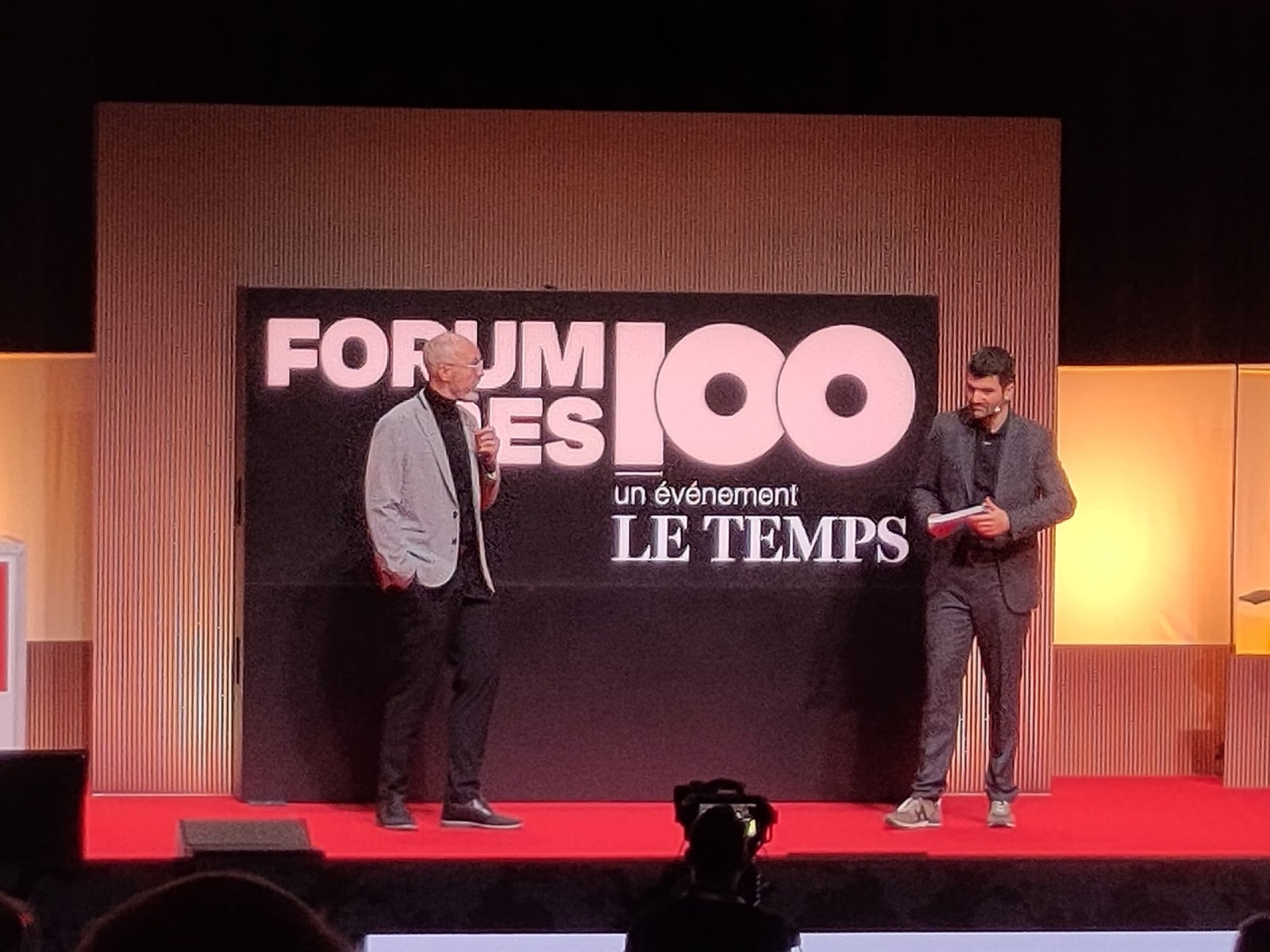 André Anjos in conversation with the moderator on the Forum des 100 stage