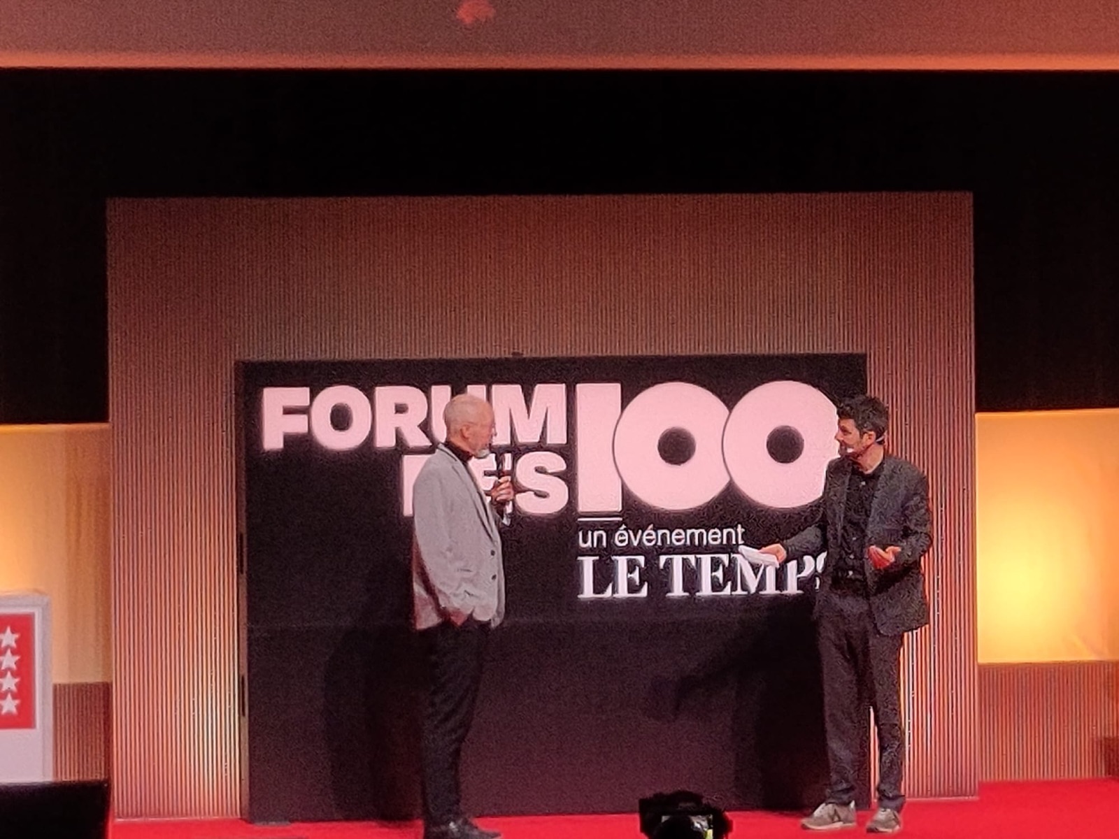 André Anjos in conversation with the moderator on the Forum des 100 stage